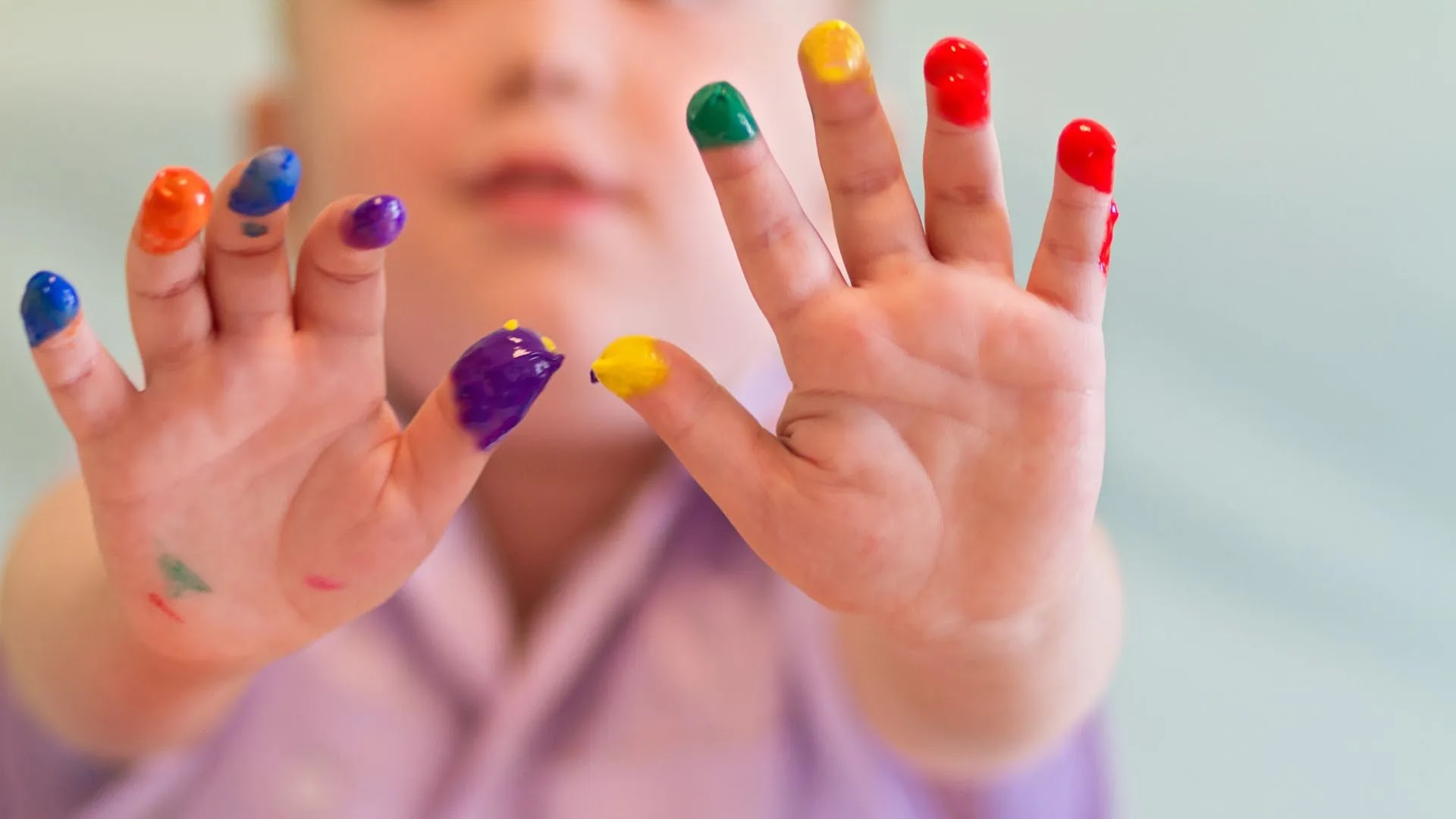 Criança pintando com os dedos - atividade de coordenação motora na educação infantil